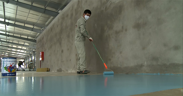 Nhân viên đang thi công sơn epoxy tại Phú Thọ